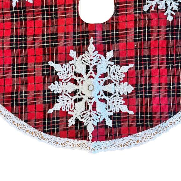 Christmas Tree Skirt Plaid Embroidered Snowflakes Crochet Edge Table Top Tree - Picture 4 of 9